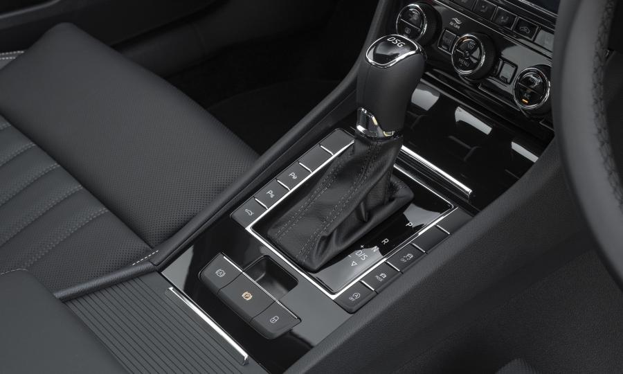 Детали интерьера Skoda Superb Laurin & Klement 2019 года  (UK) (фото 6 из 30)